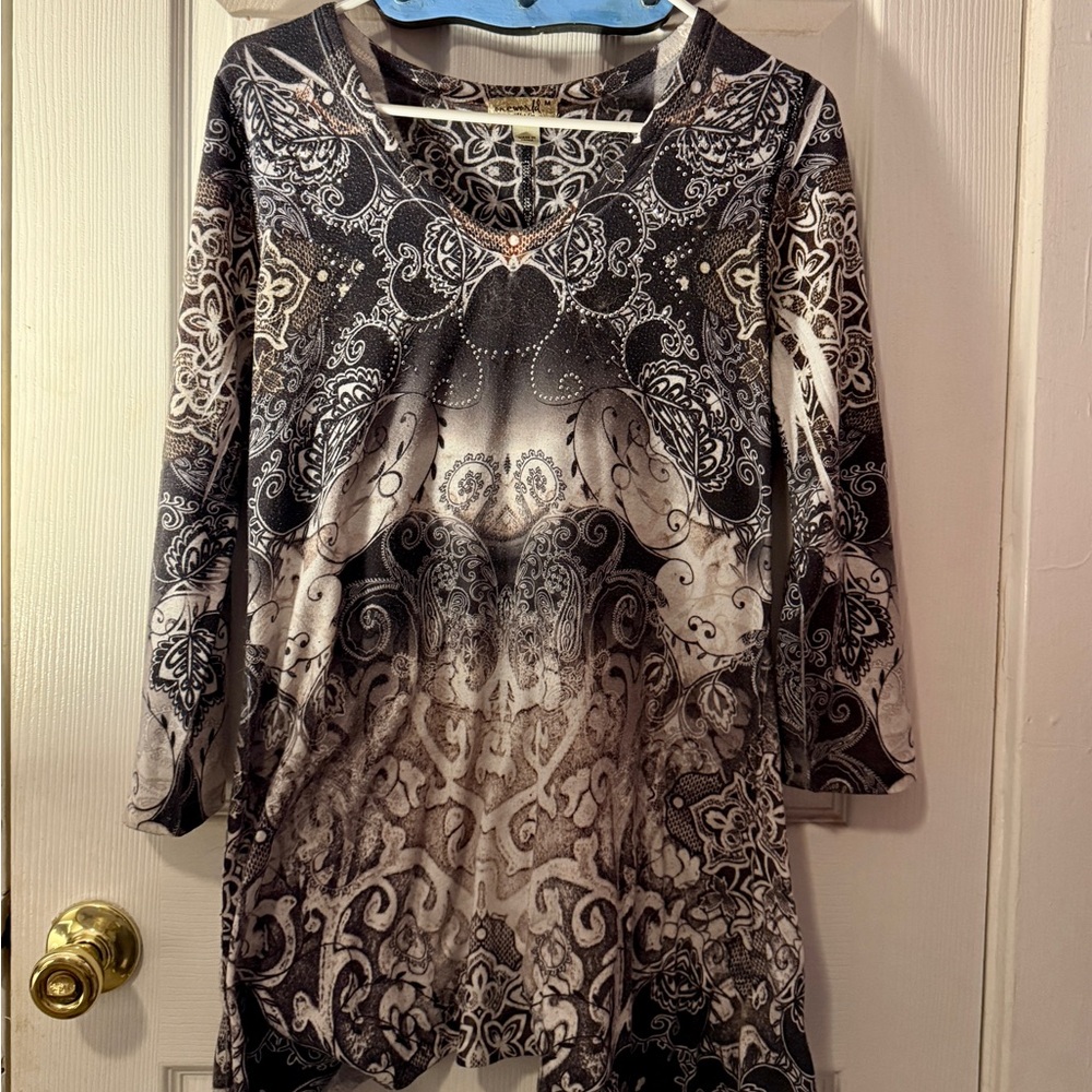 ONE WORLD Black and White Floral Top